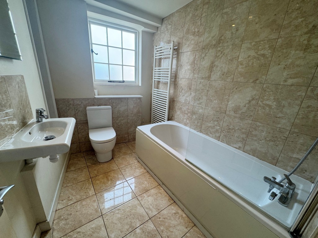 Lot: 90 - DOUBLE FRONTED SHOP AND MAISONETTE IN POPULAR CINQUE PORT TOWN - Residential - Bathroom